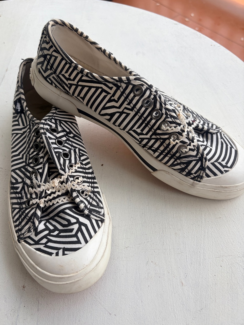 Rocket Dog Black White Geometric Print Slip On Sneakers Women’s 8 Canvas Shoes